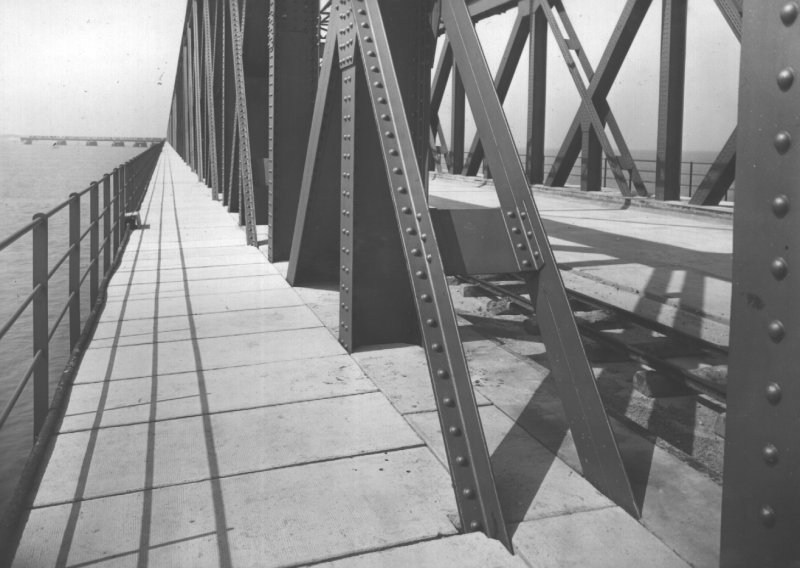 Trottoir sud du viaduc, partie droite,
 avec dalles en béton armé.