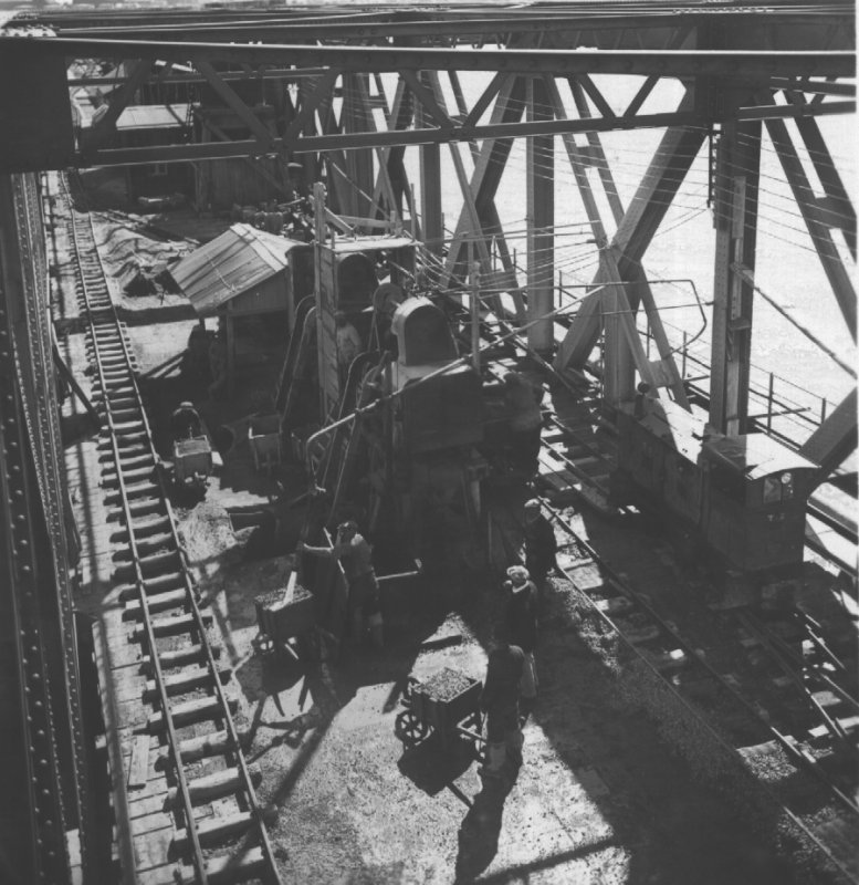 Installation de fabrication du béton sur le viaduc.