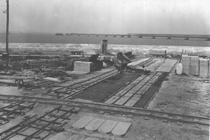 Chantier de confection des dalles de trottoir.