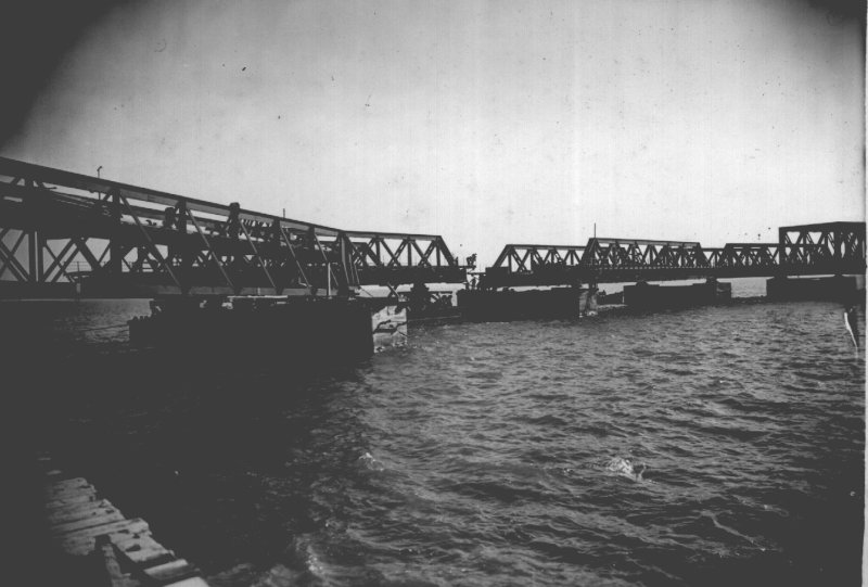 Pose de la 3ème travée entre les piles 13 et 14.
 A gauche passerelle de 38m.