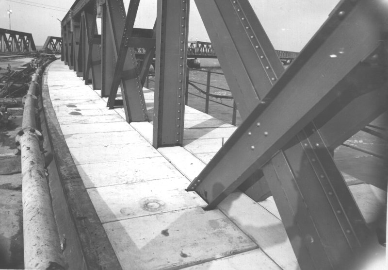 Dalles de trottoir partie courbe du viaduc.