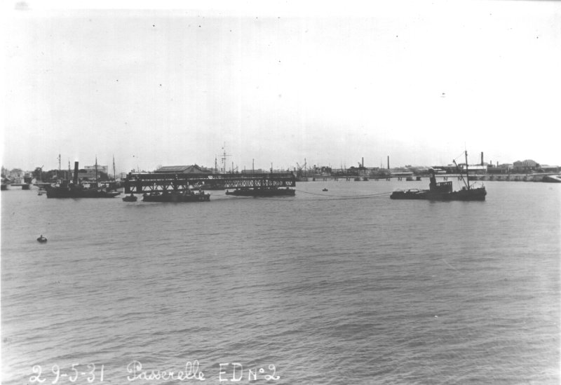 29/5/1931, remorquage dans l'avant-port
 d'une passerelle de 67m.