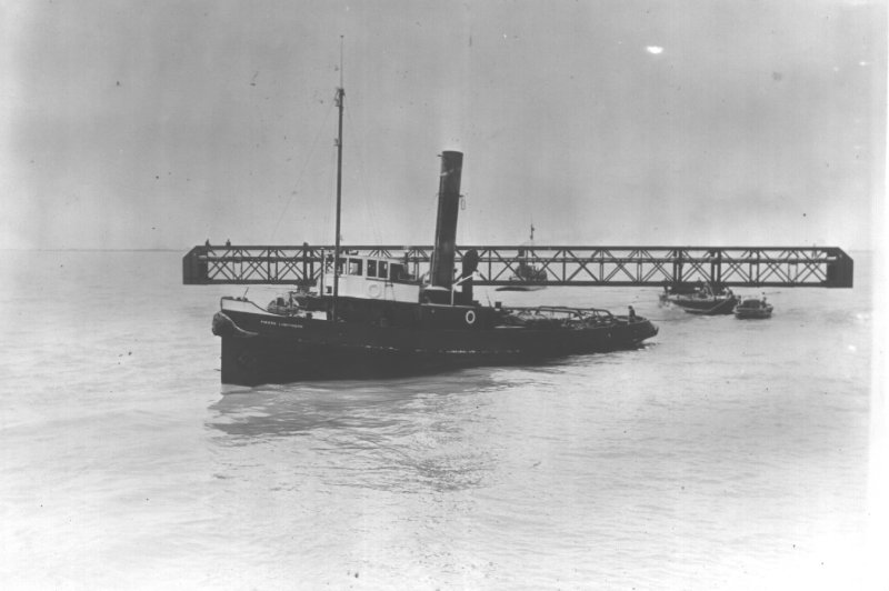 Remorquage en rade d'une passerelle de 67m.