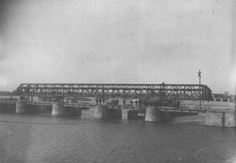 Remorquage en rade d'une passerelle de 67m
 à la sortie des jetées.