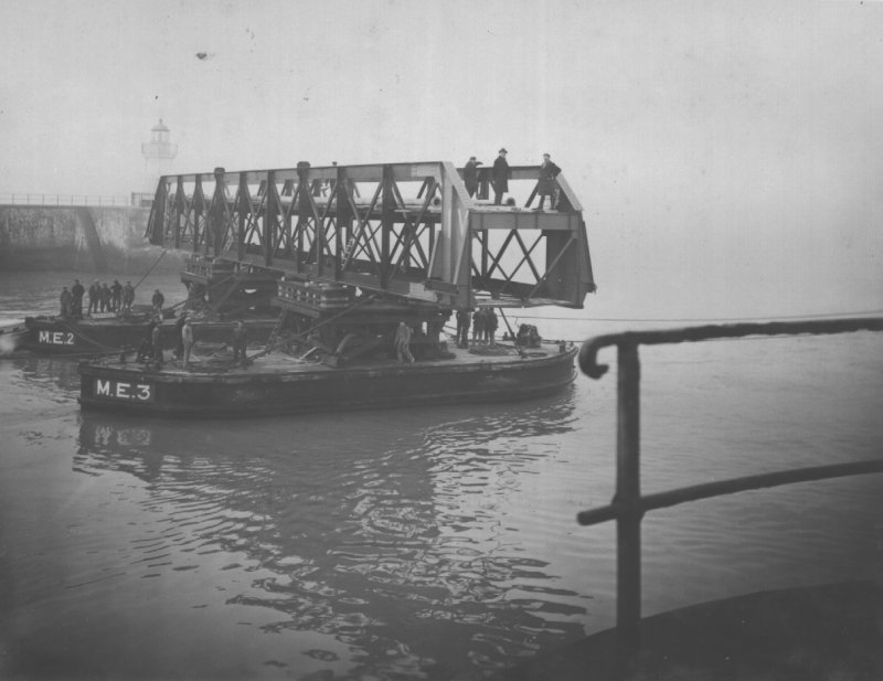 Garage sur la jetée sud d'une passerelle de 67m.