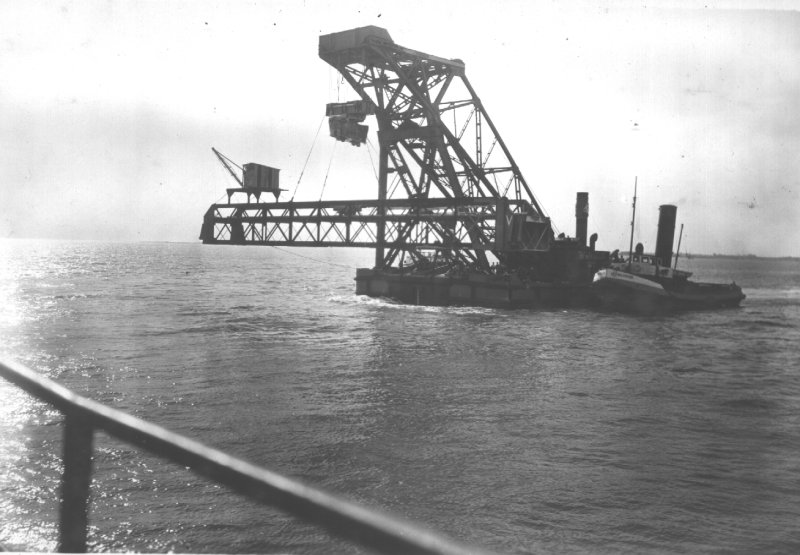 Transport d'une passerelle de 37m
 avec le ponton-mature de 300 tonnes.