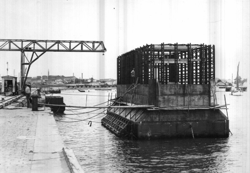 Caisson P.17. Montage au quai de marée des hausses fixes.
 Lestage en béton. 
(au dessus de l'eau : pièces d'accrochage des flotteurs).