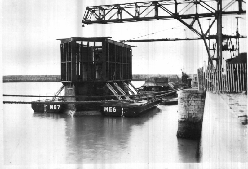 Caisson P.4, prêt a être remorqué,
Les flotteurs sont accrochés,
les hausses amovibles sont en partie en place
Les sas devront être remontés 
après l'échouage, tirant d'eau 8,5 m.