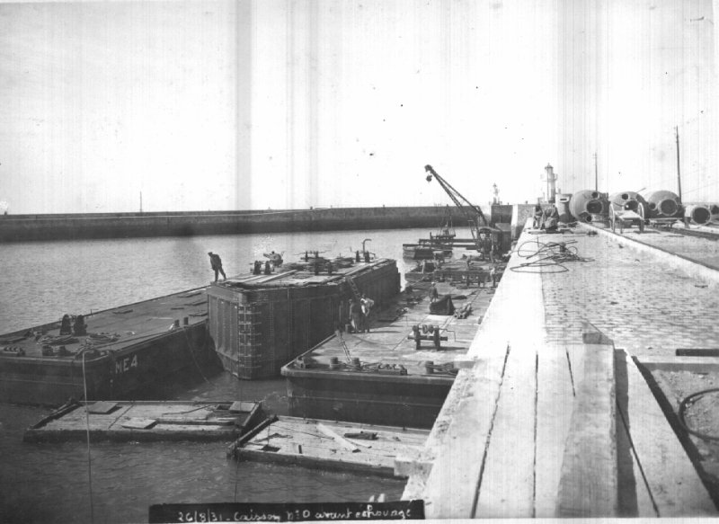 Caisson P.0, prêt à être remorqué,
 avant son départ du quai de marée.
