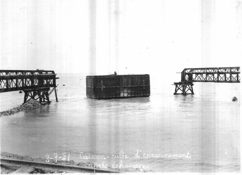 3/7/1931, Caisson-culé après échouage.
A droite et à gauche, passerelles de 67 m devant relier à la terre.