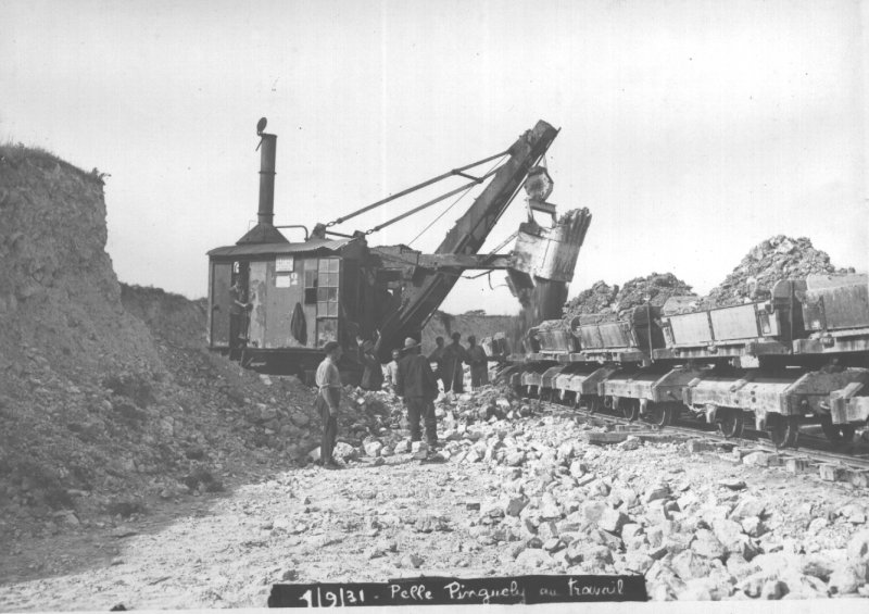 Pelle Pinguely chargeant une rame de wagons de 2,5 m.
