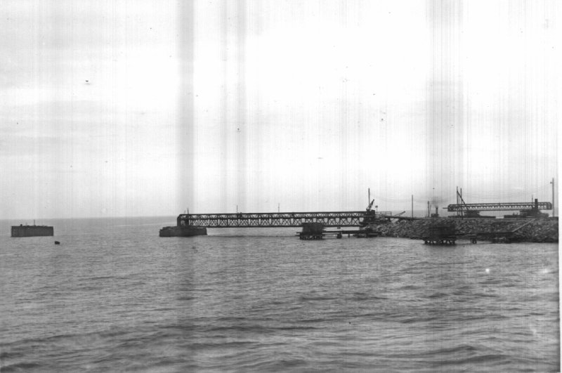 Transport d'une passerelle de 67 m devant relier les caissons P.O et P.1.
A droite la passerelle sur chalands.