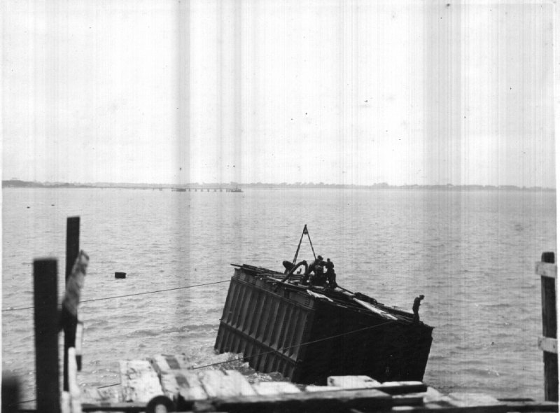 Affaissement du caisson auxiliaire de la pile 7,
 vue à marée basse.
Bande transversale 0,23m par mètre.