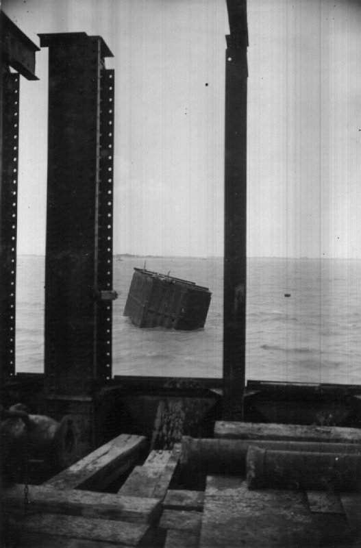 Affaissement du caisson auxiliaire de la pile 7, vue à marée basse.
De l'intérieur du,caisson P.6.
