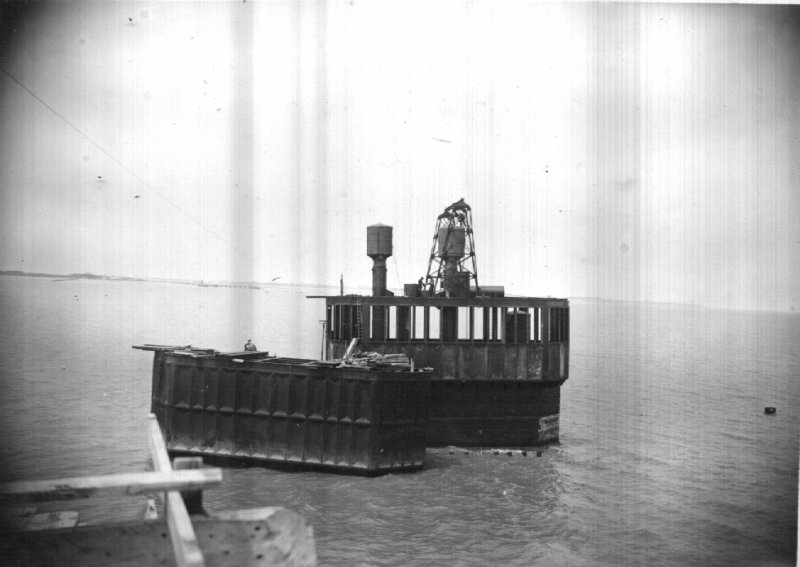 Caisson auxiliaire et P.7,
 avant la pose de la passerelle.