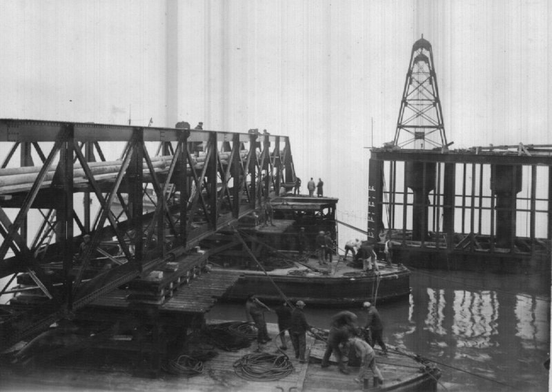 Mise en place d'une passerelle de 38m, entre caisson P.11
 et le caisson auxiliaire de P.12.
 Ce dernier à droite.