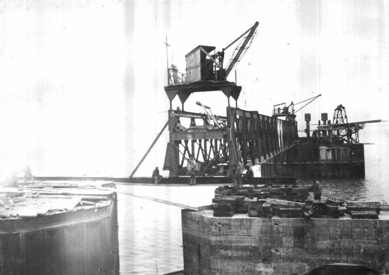Ripage d'une passerelle de 67m du caisson auxiliaire
 sur la pile 4 terminée.