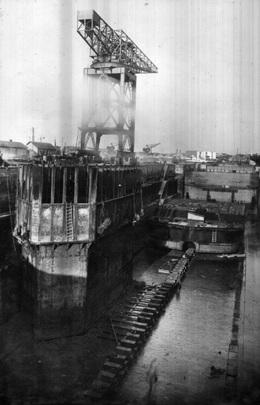 Caisson P.18, démontage des hausses amovibles
 en vue de son exhaussement.
Aufond de la cale de radoub, chaland porte-blocs M.E-8.