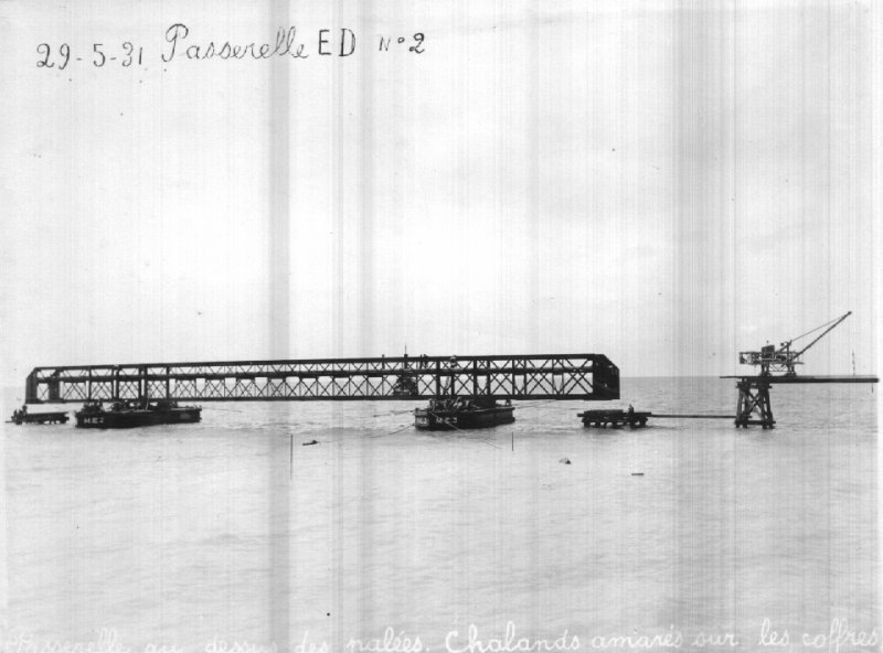 Transport sur chalands d'une passerelle de 67 m devant servir à la mise en place des enrochements.