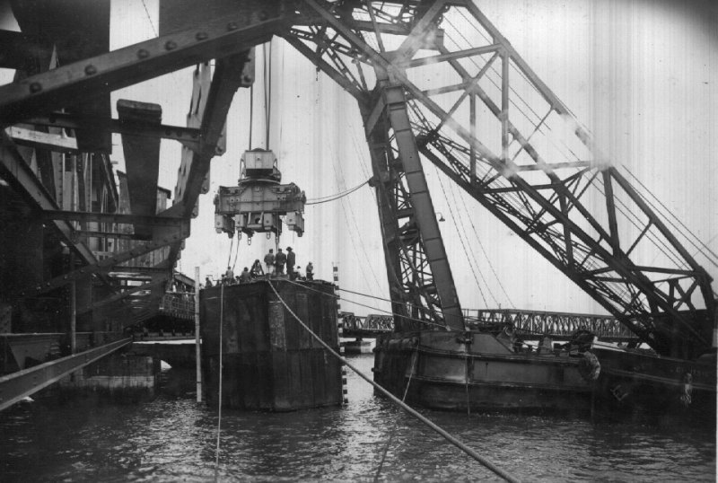 Echouage du caisson P.18, remorquage,
 le ponton -bigue excerce un effort de 100 tonnes,
pour diminuer le tirant d'eau