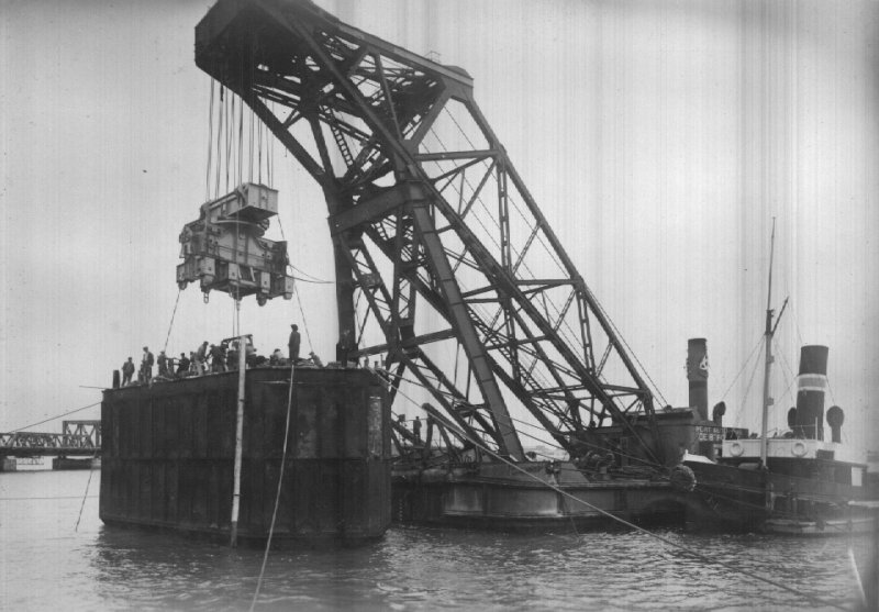 Echouage du caisson P.18, délestage
 en vue de son déplacement.