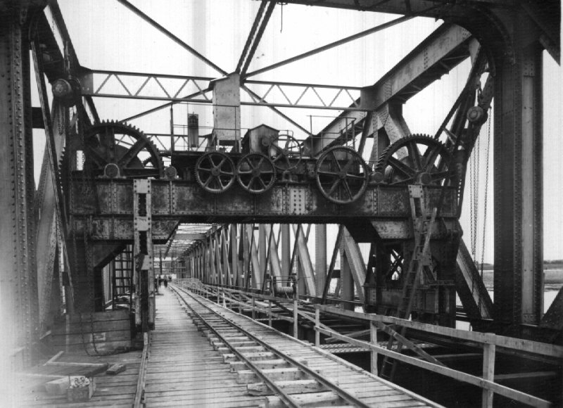 treuil de lançage à l'intérieur du viaduc.