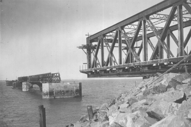 1 ère travée du viaduc en cours de lançage.