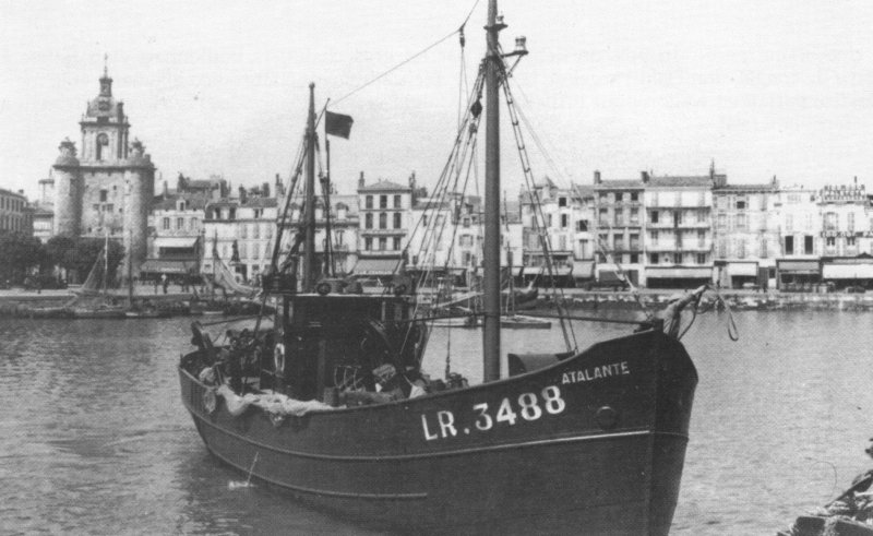 Le Chalutier Atalante devant la grosse horloge a la rochelle.