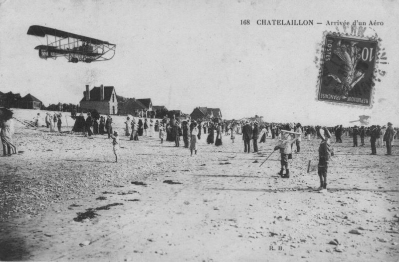 Un avion au-dessus de la plage de Chatelaillon.