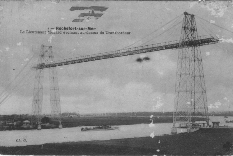 Le lieutenant Menard au-dessus du pont transbordeur du Martrou.