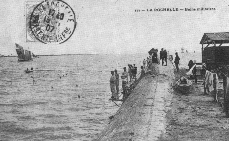 les bains de militaires en 1907 a la rochelle.