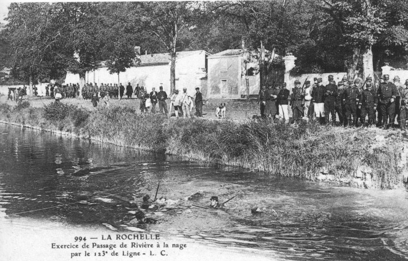 Traversée du canal de Rompsay en armes du 123 d'artillerie.