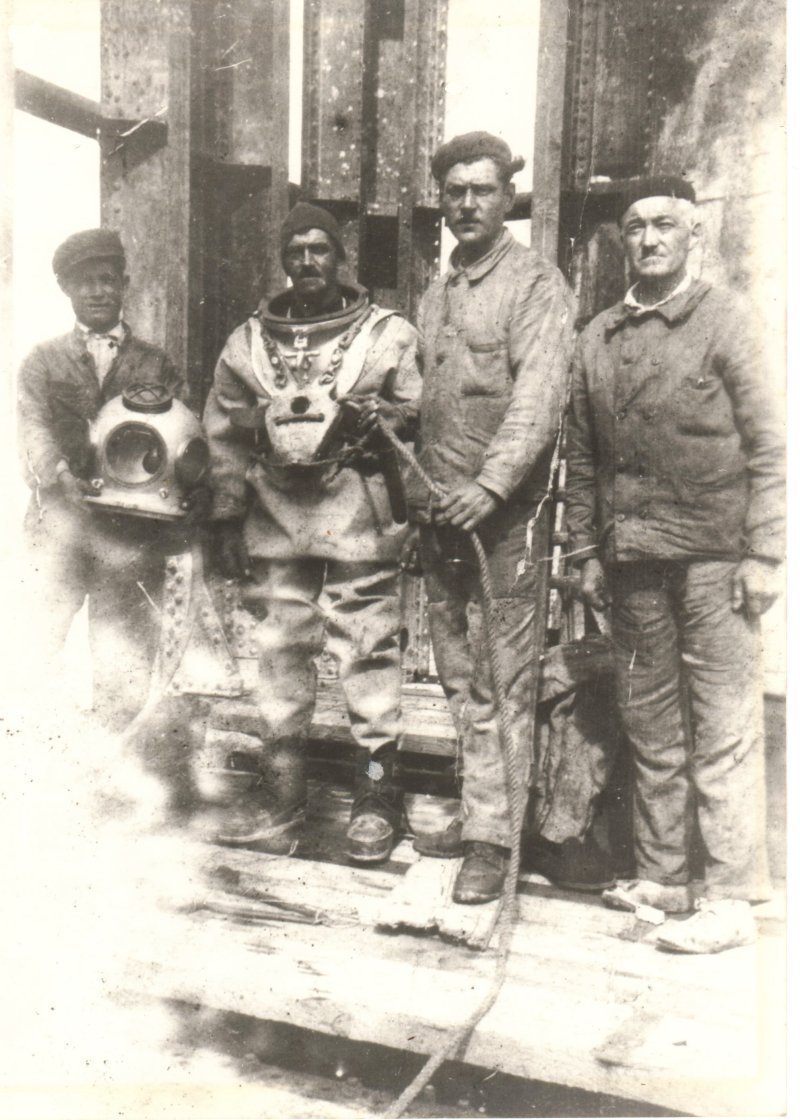 Maurice Tesseron (père)
 à la Construction du premier môle d'escale.