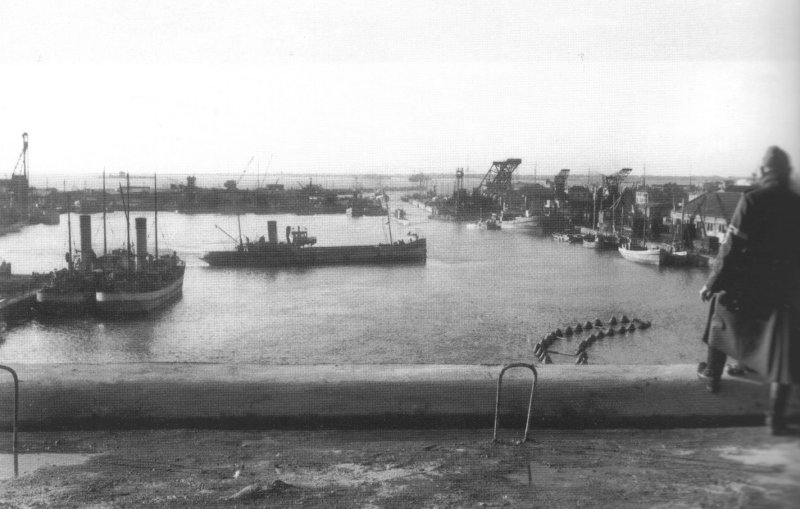 Le bassin de La Pallice du haut de la base-sous-marine.