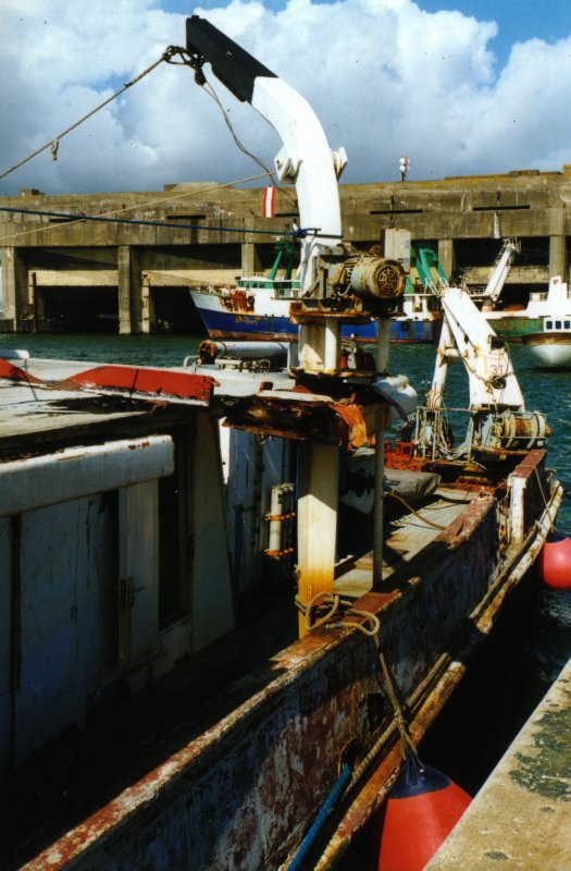 La Calypso en attente de son carénage,
la base sous-marine à l'arrière.