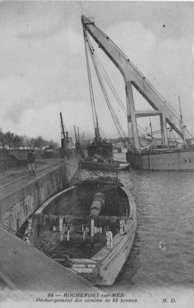 Déchargement de canons de 52 tonnes à Rochefort.