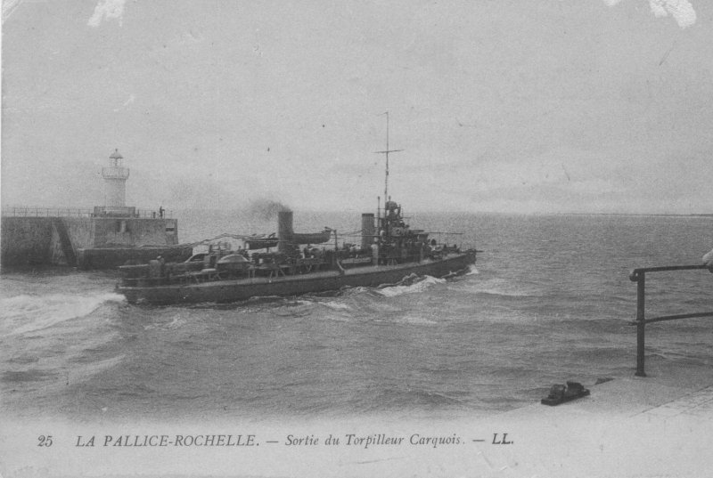 Le contre-torpilleur Carquois sort du port de la pallice.