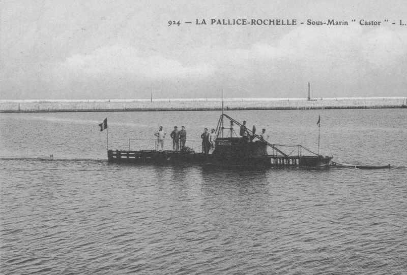 le sous-marin castor dans l'avant-port de la pallice.