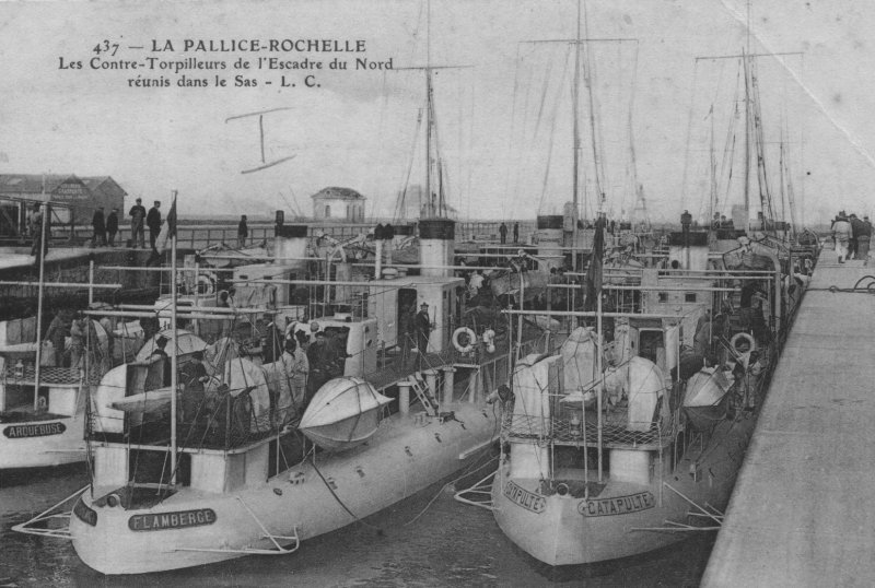 Les contre-torpilleurs Arquebue, Catapulte et Flamberge dans le sas de La Palice.