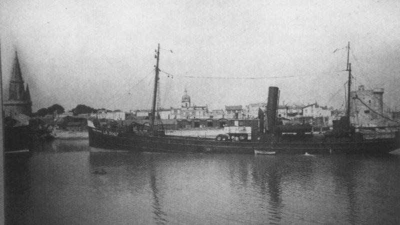 un chalutier armé devant la rochelle.