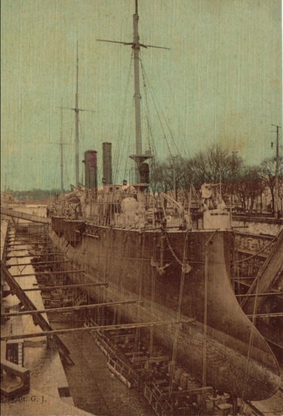 Le croiseur Cosmao dans la forme de radoub de Rochefort.