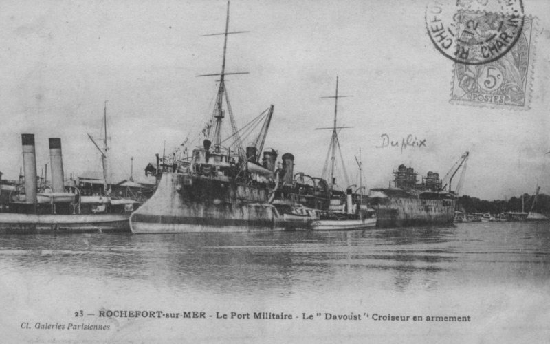 Les croiseurs  Davout et dupleix au port militaire de rochefort sur mer.