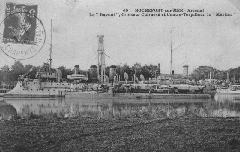 Le croiseur protégé Davout avec le contre torpilleurf le mortier.