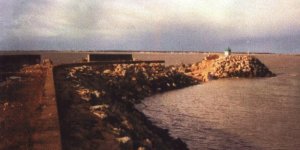 La digue du port de pêche
de Chef de Baie.