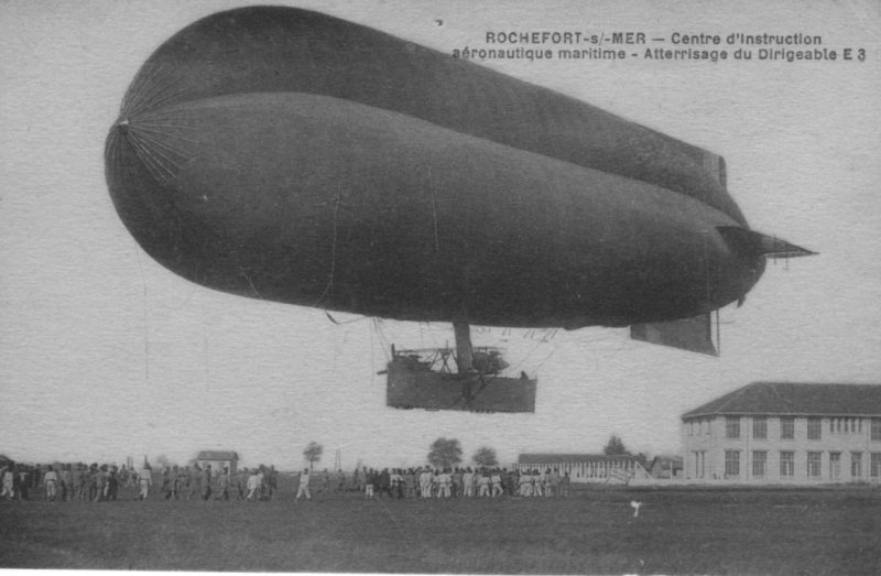 Atterissage d'un dirigeable à la 
base aérienne navale de Rochefort.