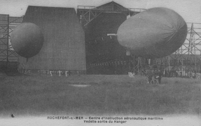 Sortie d'un dirigeable à la 
base aérienne navale de Rochefort.