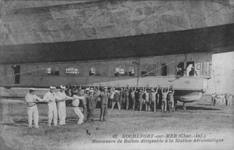 Manoeuvre d'un dirigeable à la 
base aérienne navale de Rochefort.