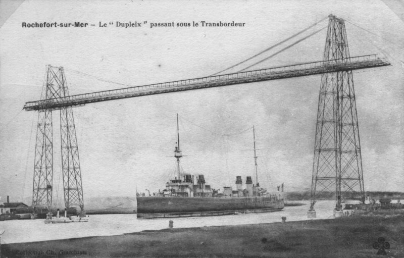 Le croiseur cuirassé Dupleix sous
le pont transbordeur du Martrou.