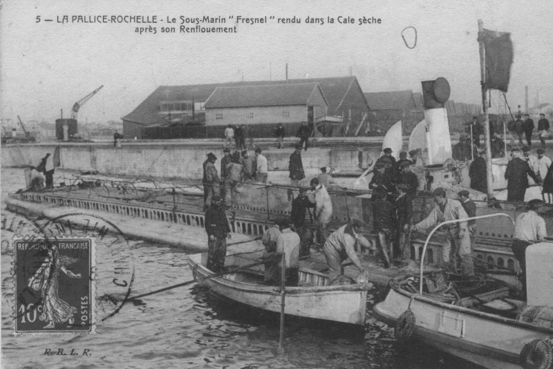 le sous-marin le fresnel entre en cale seche.