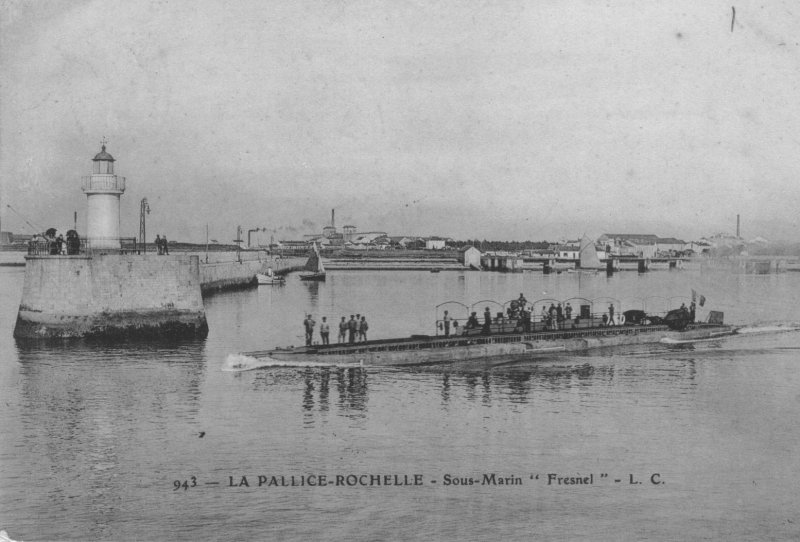 le sous-marin fresnel sort du port de la pallice vue sur la jetee nord, maintenant quai cerealier ou lombard.